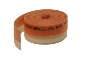 The Schluter-BEKOTEC-BRS/KSF is a self-supporting edge strip for poured screed, with a polyethylene adhesive leg.